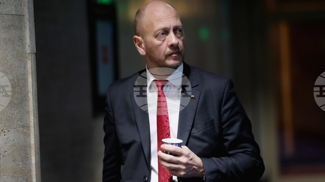 От „Възраждане“ сезират КЕВР за системни спирания на тока и опасно ниско напрежение в Нови Искър