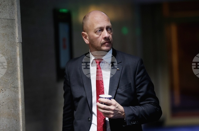 От „Възраждане“ сезират КЕВР за системни спирания на тока и опасно ниско напрежение в Нови Искър