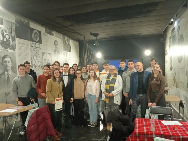 Община Стара Загора: Отбор „Вечният пламък“ от ПГОХ „Райна Княгиня“ спечели литературната викторина за Гео Милев