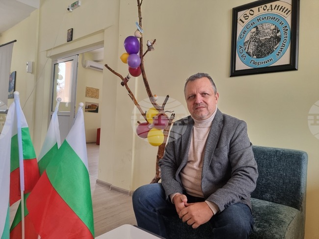 Ученици от Шесто средно училище "Св. св. Кирил и Методий" в Перник обсъдиха българските традиции с доц. Милен Иванов