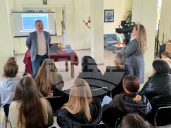 Перник -  доц. Милен Иванон - ученици - среща