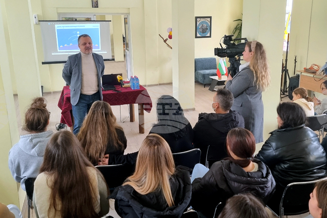 Перник - доц. Милен Иванон - ученици - среща