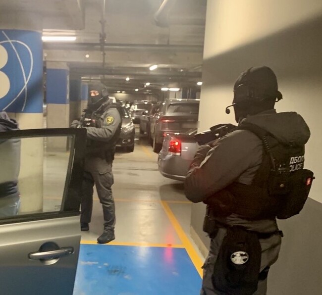 МВР: Служители на ГДБОП арестуваха 11 участници в престъпна група за инвестиционни измами и пране на пари