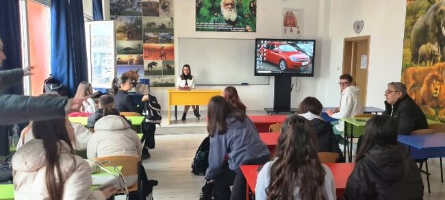 Окръжен съд – Кърджали: Съдии от Районен съд – Кърджали ограмотяват ученици от Средно училище „П.Р.Славейков“ с уроци на правни теми