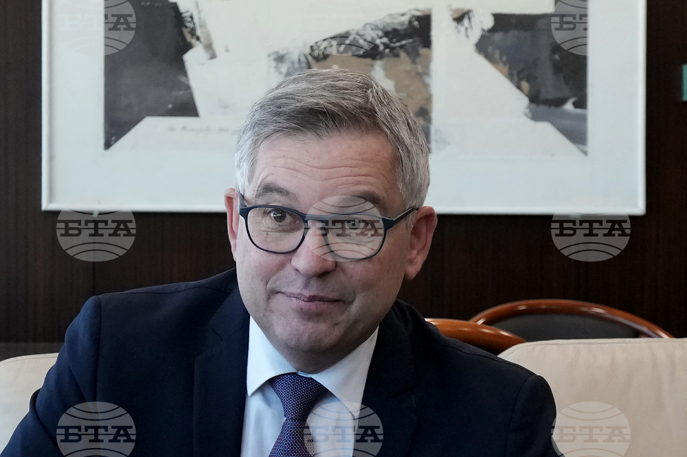 Европейски комисар настоява за по-строги закони за налагането на завръщането на мигрантите