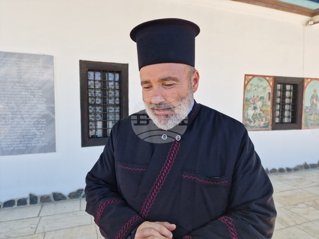 Свети Антоний и свети Атанасий са едни от най-колоритните образи в православната църква, каза отец Михаил в Самоков