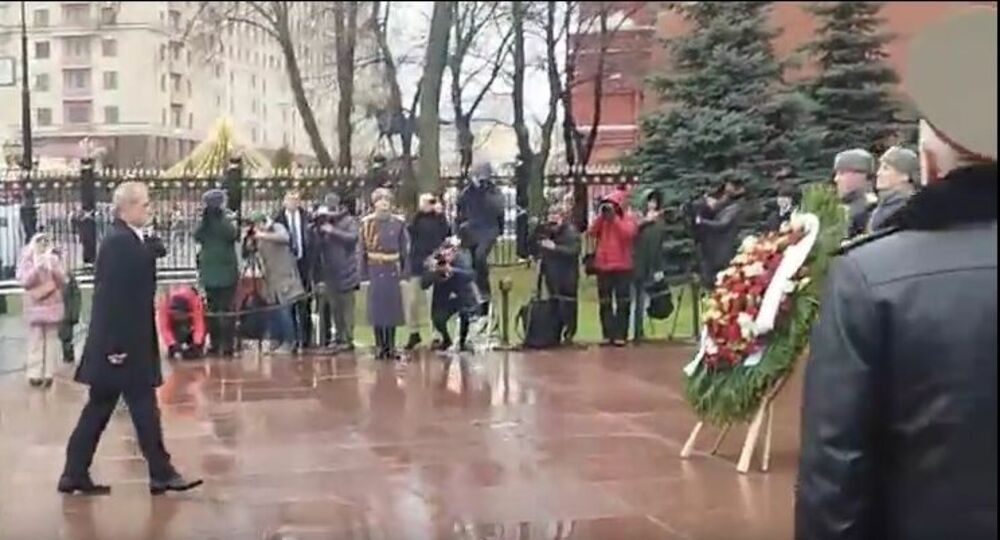 ИРНА: Президентът на Иран положи цветя на Гроба на Незнайния войн в Москва