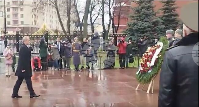 ИРНА: Президентът на Иран положи цветя на Гроба на Незнайния войн в Москва
