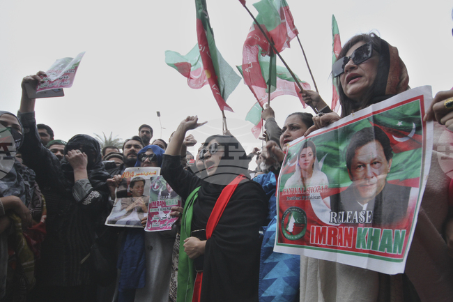 Пакистанската полиция арестува 120 активисти от партията на Имран Хан преди протестите по повод 2 години от влизането му в затвора
