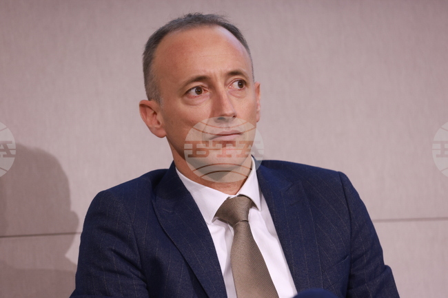 Новите учебни програми трябва да дадат умения на учениците за професиите на бъдещето, каза министър Красимир Вълчев