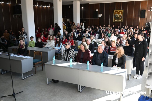 Ученици рецитираха стихове на Дамян Дамянов по повод 90 години от рождението на поета