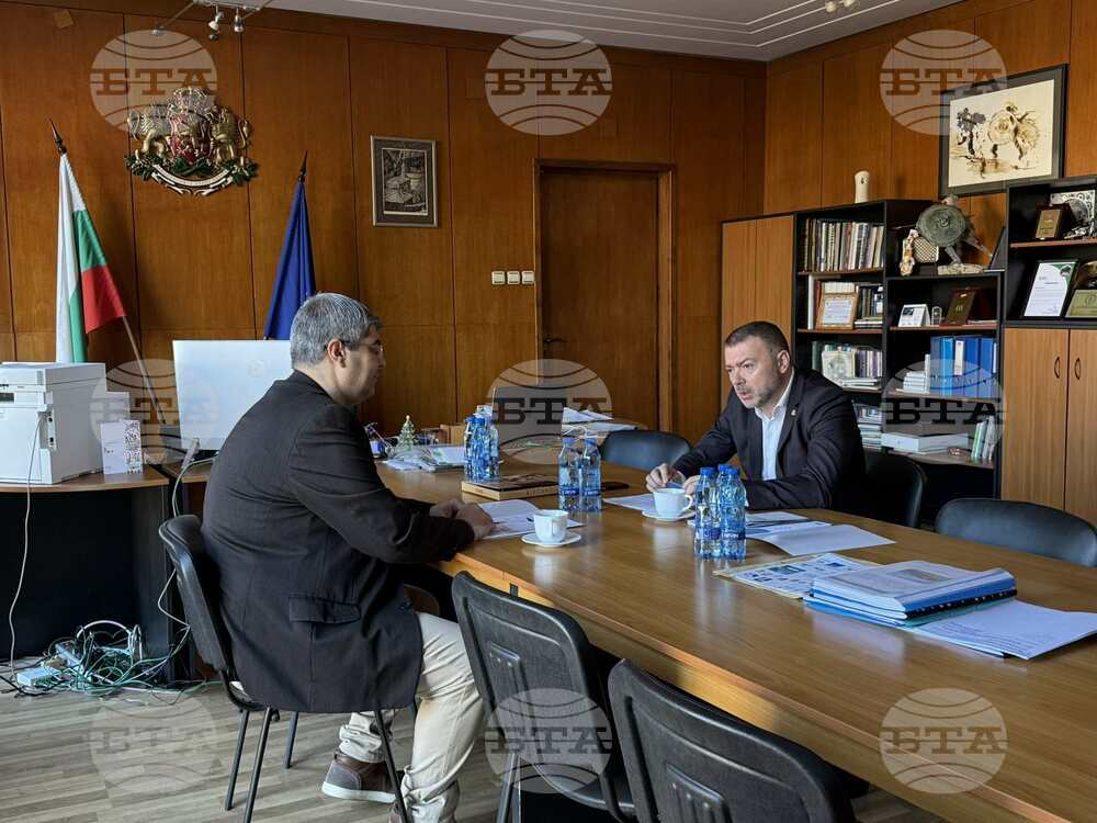 Областният управител Ивайло Здравков и новият управител на информационния център във Велико Търново Николай Петров обсъдиха съвместни проекти