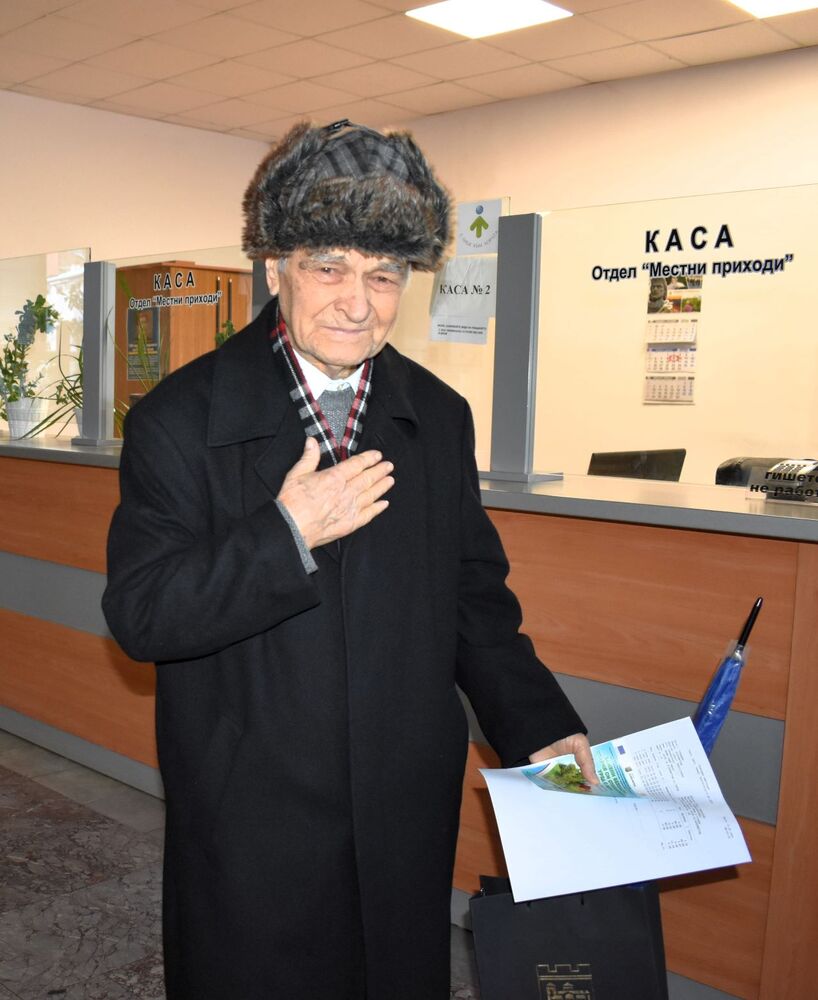 Община Асеновград: 91-годишен асеновградчанин първи плати данъците си за 2025 г.