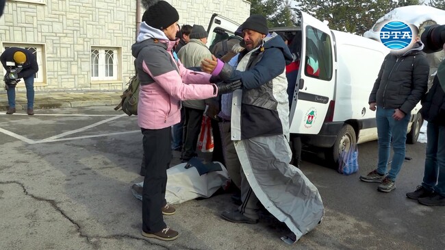 Бездомни хора в София получиха специални якета, с които да се топлят през зимата