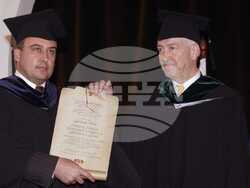 София (10 ноември 2007)  Световноизвестният кинорежисьор, художник, писател и продуцент Дейвид Линч бе удостоен с титлата почетен доктор на НАТФИЗ "Кръстьо Сарафов" на церемония в аулата на академията. БТА, снимка: Георги Георгиев/архив