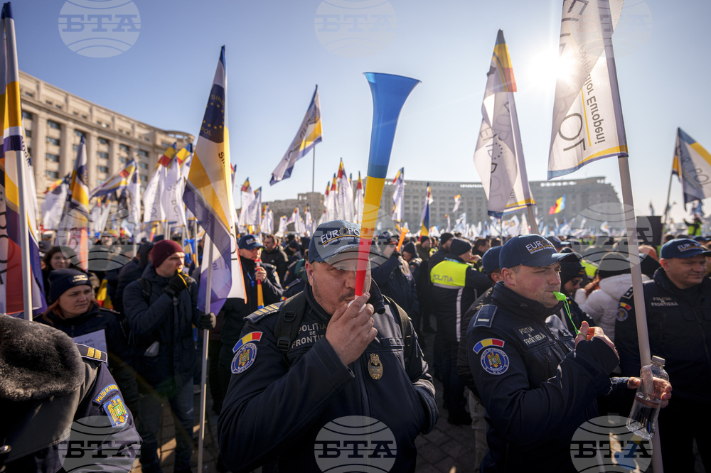 Хиляди полицаи протестират в Букурещ срещу орязването на доходите им