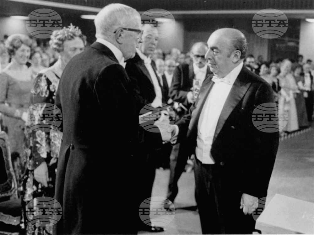 Чилийски съд постановява на 9 февруари 2013 г. тленните останки на нобеловия лауреат Пабло Неруда да бъдат ексхумирани