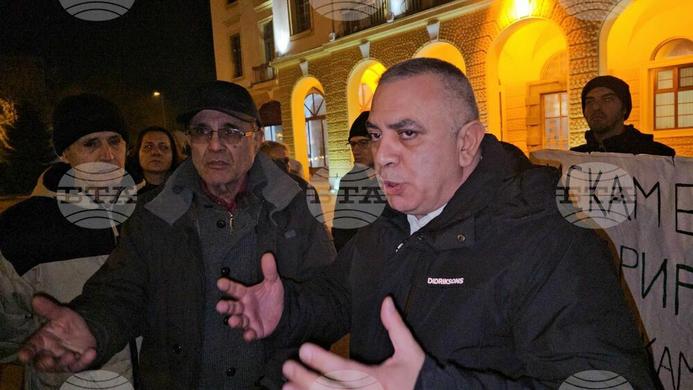 Кметът на Сливен разговаря с протестиращи срещу застрояването на Природен парк "Сините камъни"