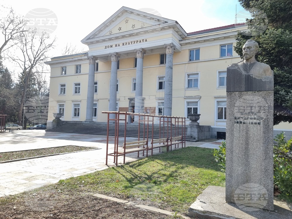 Фотоизложба, посветена на украинския скулптор Михайло Парашчук, представя Домът на културата в Кърджали