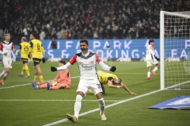 Ливърпул е започнал директни преговори с Франкфурт за Юго Екитике