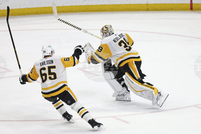 Вратарят Алекс Неделкович се отчете с гол и асистенция при победата на Питсбърг над Бъфало в НХЛ