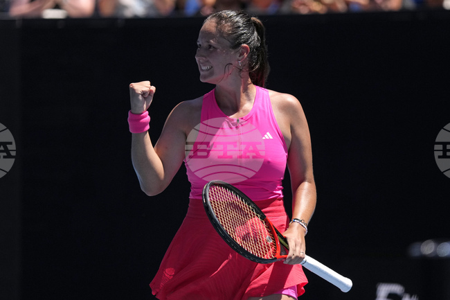 Шампионката през 2017 година Даря Касаткина се класира за третия кръг на турнира по тенис в Чарлстън 