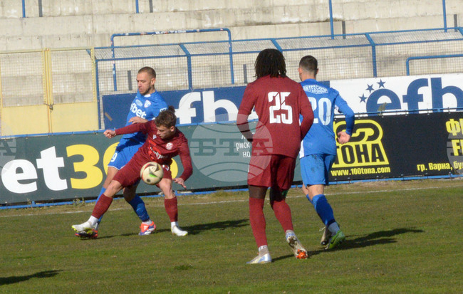 Фратрия подписа с опитен арменски защитник