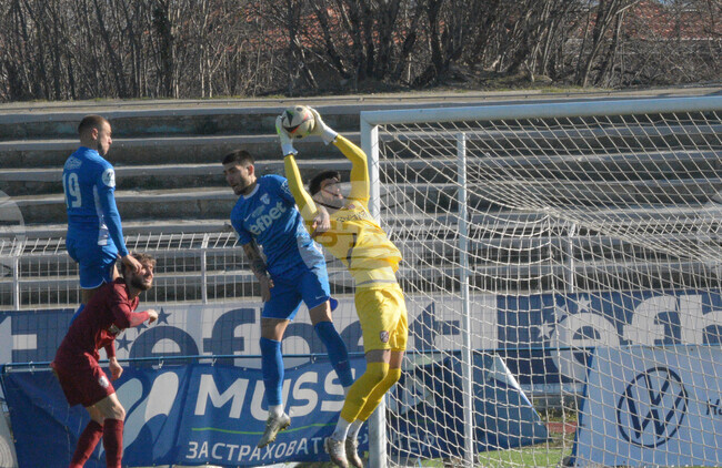 Втородивизионният Фратрия (Варна) удължи договорите на вратаря и на капитана на отбора