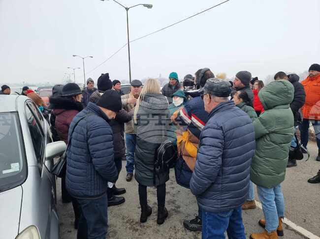 Нов протест затвори пътя Кюстендил - с. Ябълково, на който при катастрофа с коне загина 18-годишно момиче 