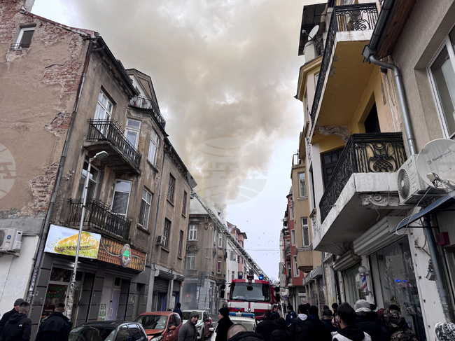 Пожар гори в жилищна сграда на улица „Цар Симеон“ в София