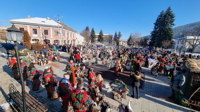 Подготовката за 21-вото издание на маскарадния фестивал „Сурова“ в Брезник върви по график