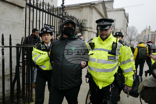 Британската полиция арестува над 20 поддръжници на забранена пропалестинска група