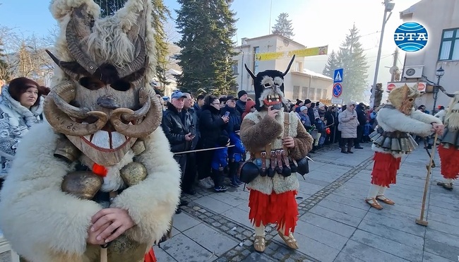 Брезник е домакин на юбилейното двадесето издание на Общинския маскараден фестивал „Сурова“
