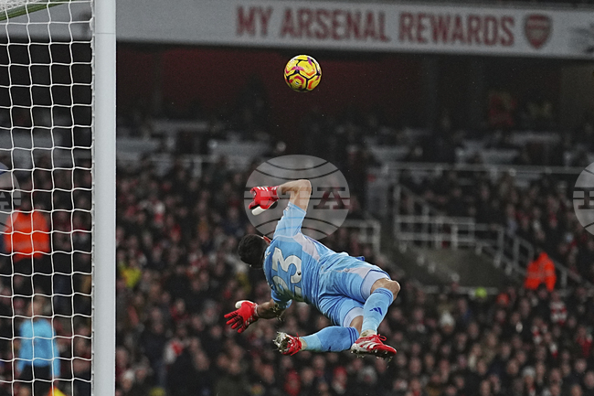 Емилиано Мартинес не е голям вратар, смята бившият страж на ПСЖ Бернар Лама