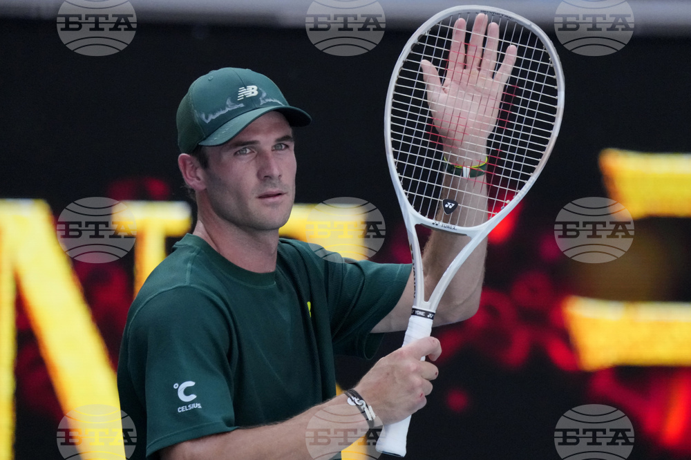 Водачът в схемата Томи Пол елиминира шампиона от 2019 година Кристиан Гарин и се класира за четвъртфиналите на турнира по тенис в Хюстън