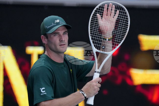 Водачът в схемата Томи Пол елиминира шампиона от 2019 година Кристиан Гарин и се класира за четвъртфиналите на турнира по тенис в Хюстън