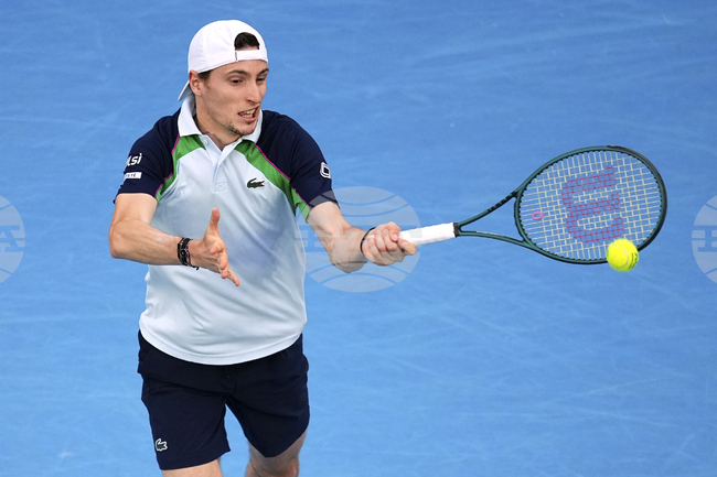 Защитаващият титлата си Юго Юмбер се класира за четвъртфиналите на турнира по тенис в Марсилия