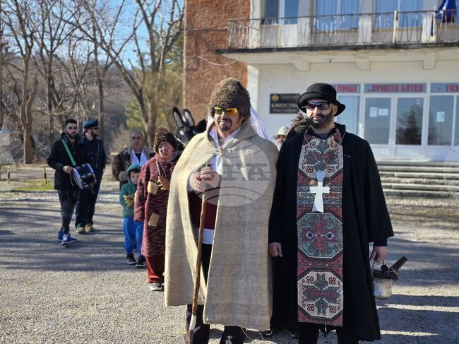 Обичаят „Джамал” бе разигран за поредна година в ловешкото село Славяни