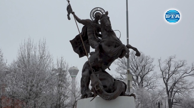 Нека тази статуя на свети Георги служи на хората да си напомнят за реалността, каза българският патриарх Даниил