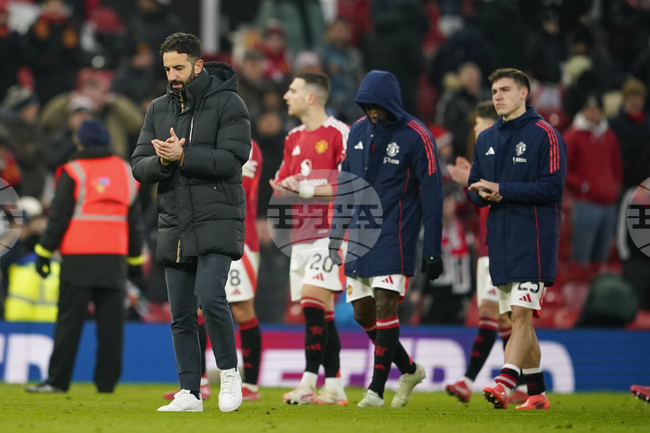 Играта на Манчестър Юнайтед се влошава и това не може да продължава така, категоричен е Гари Невил