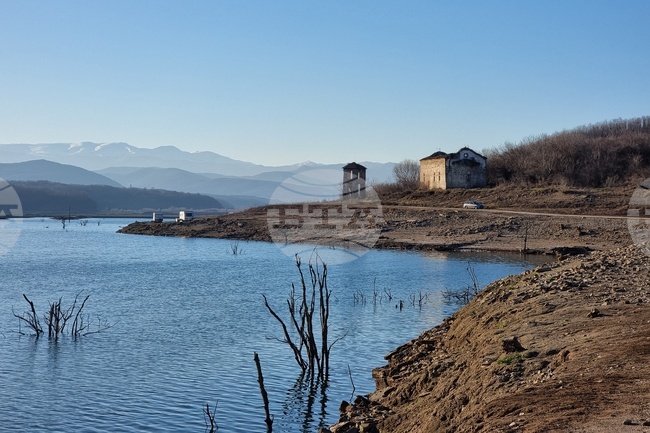 Язовир „Огоста“ край Монтана е с ниско за сезона ниво, по бреговете му са се показали останки от някогашно село