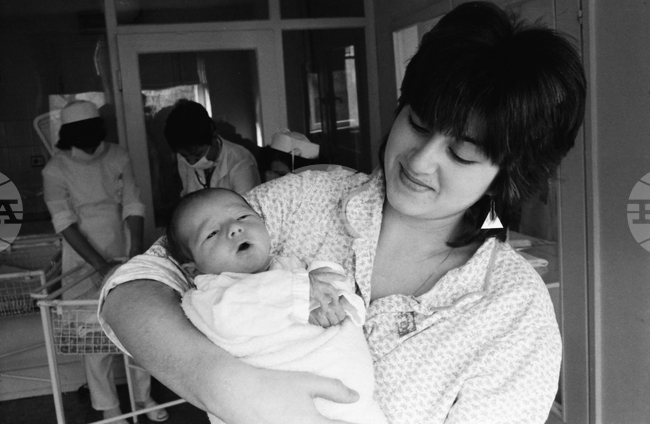 Как отбелязваме Деня на родилната помощ през годините