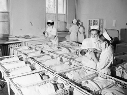 Акушерките Светла Михайлова, Виолета Георгиева и Венета  Йорданова от Първа АГ клиника (Майчин дом)