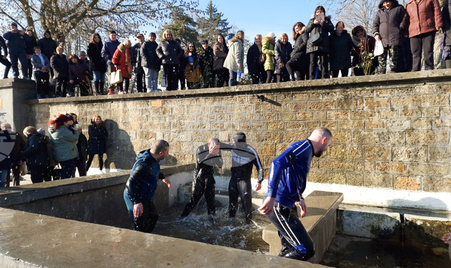 Младоженци пресъздадоха обичая „Къпанки“ в свищовското село Царевец