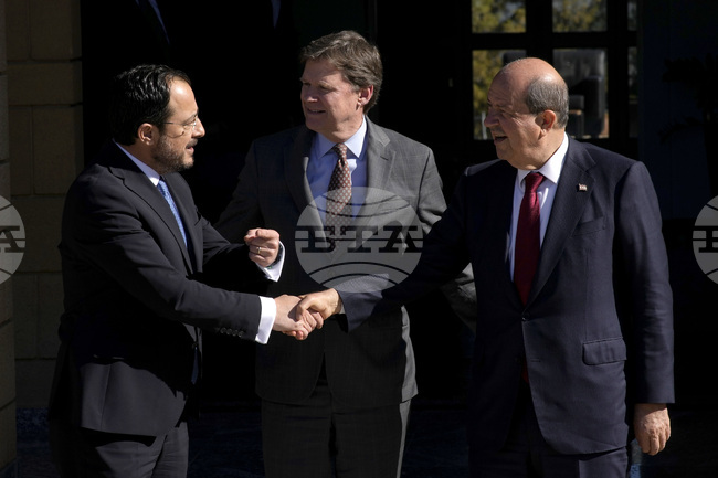 Лидерите на кипърските гърци и на кипърските турци обсъдиха възможностите за откриване на нови пропускателни пунктове по демаркационната линия