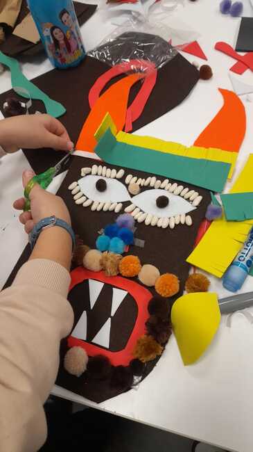 Деца от училище „Асен и Илия Пейкови“ в Италия правиха кукерски маски