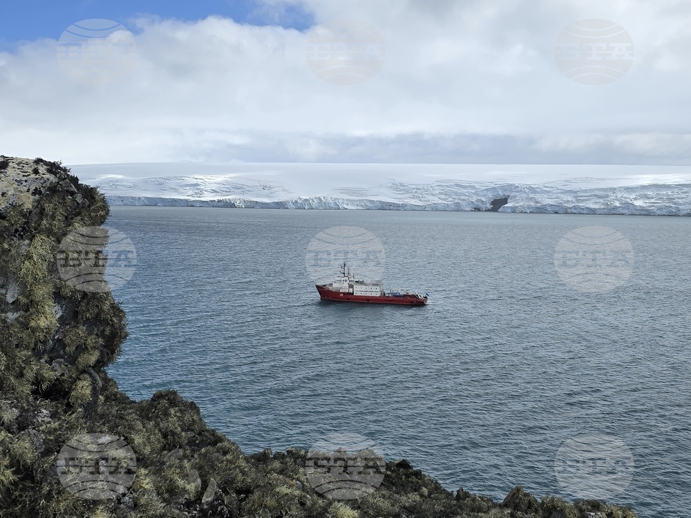 RSV 421 Anchors Off Bulgarian Antarctic Base, Prepares for Cargo Handling
