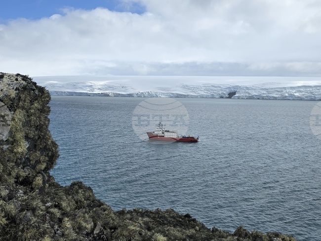 RSV 421 Anchors Off Bulgarian Antarctic Base, Prepares for Cargo Handling