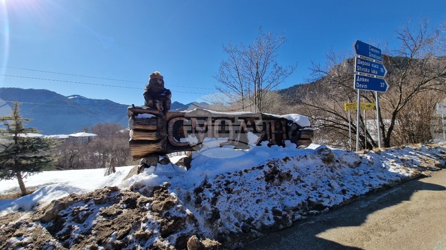 Разчистен е участъкът от пътя Михалково - Кричим от падналата земна маса, движението е в двете ленти