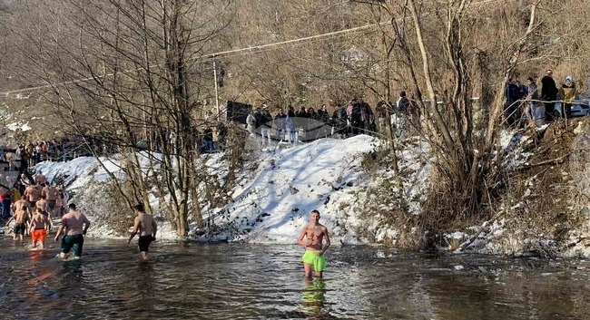 Босилеградчани отпразнуваха Богоявление с изваждане на Светия кръст от водите на река Драговищица